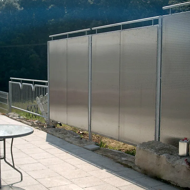 Gelber Schutzzaun im Metallbau