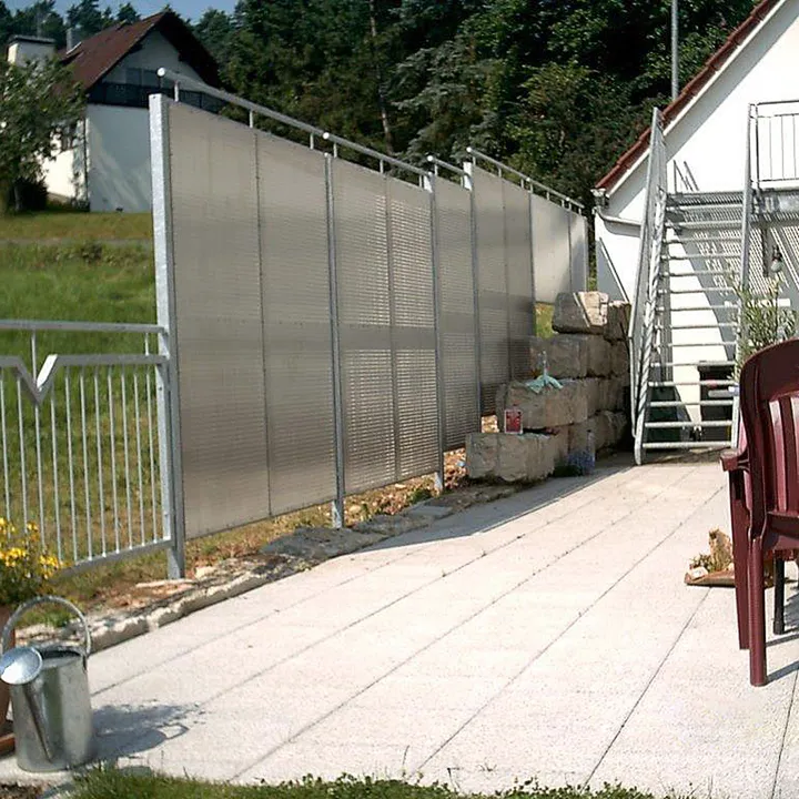 Schutzzaun mit Sicherheitstür