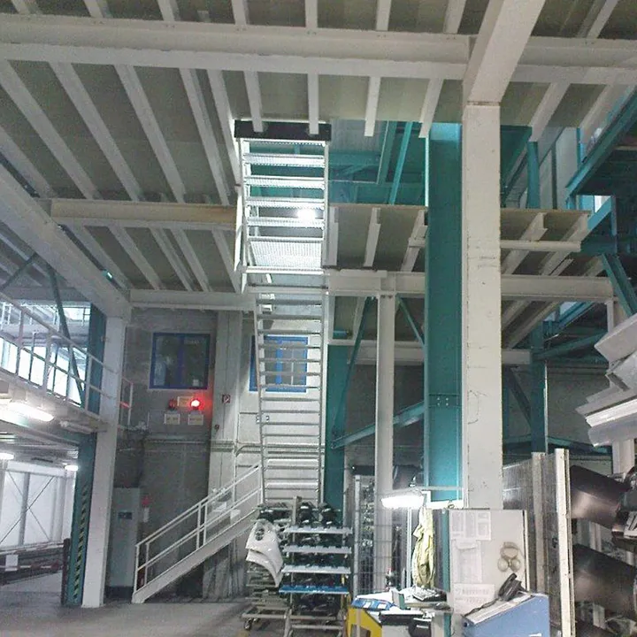 Stahlbau-Konstruktion in der Halle